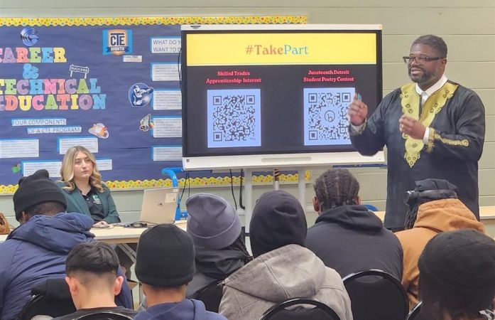 Presenter talking to a group of students